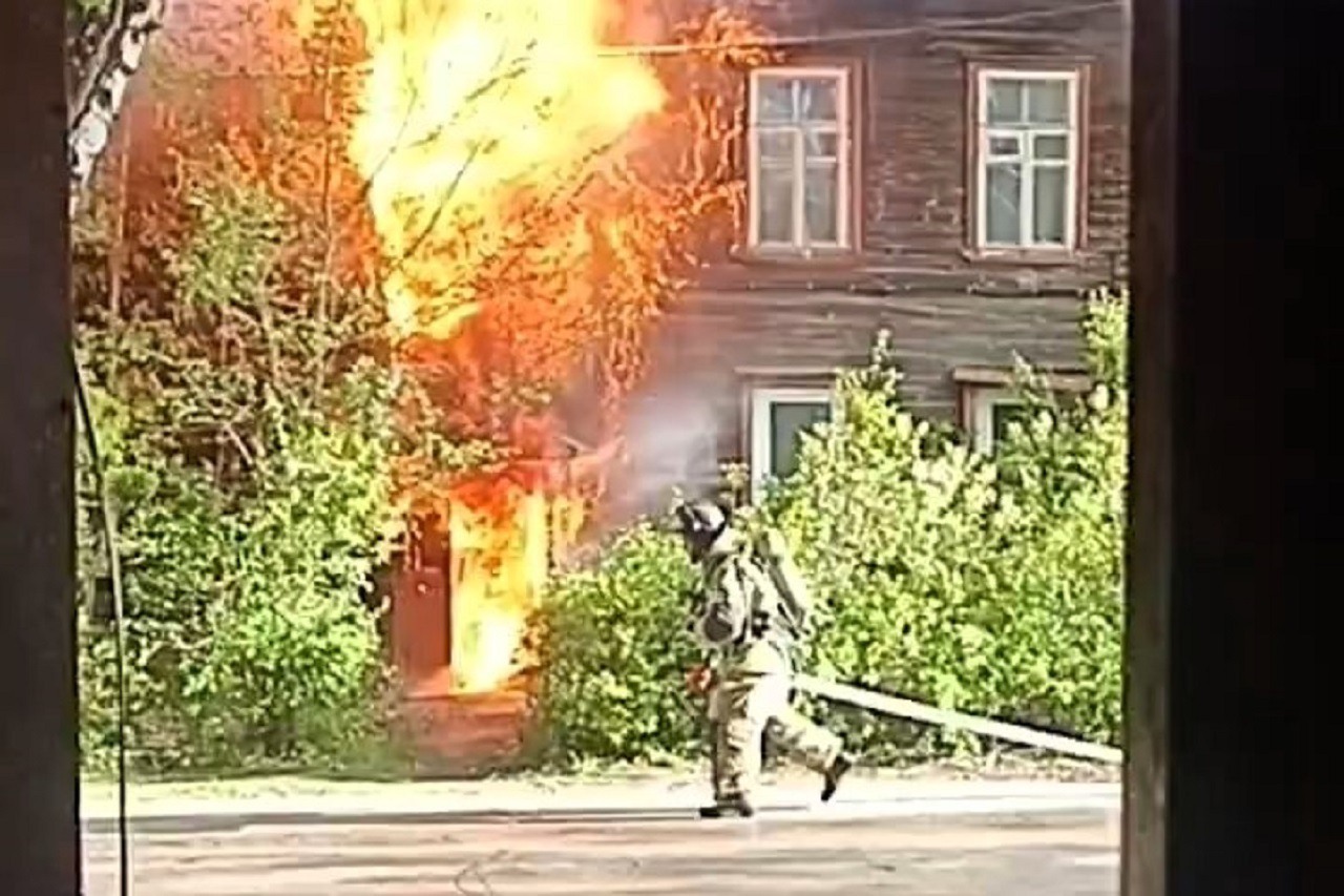 Расселённый дом загорелся в переулке Красные Зори